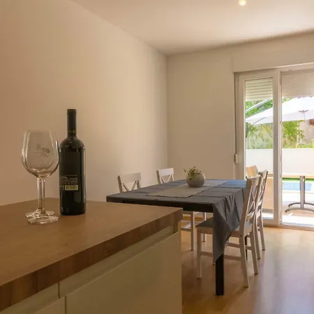 Apartman S Bazenom U Centru * Makarská