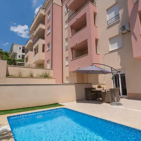 Apartman S Bazenom U Centru Apartmán *