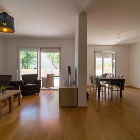 Apartman S Bazenom U Centru Makarská