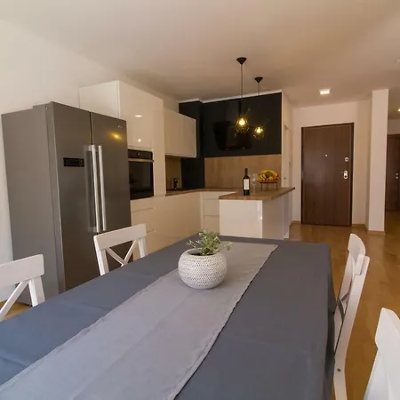 Apartman S Bazenom U Centru * Makarská